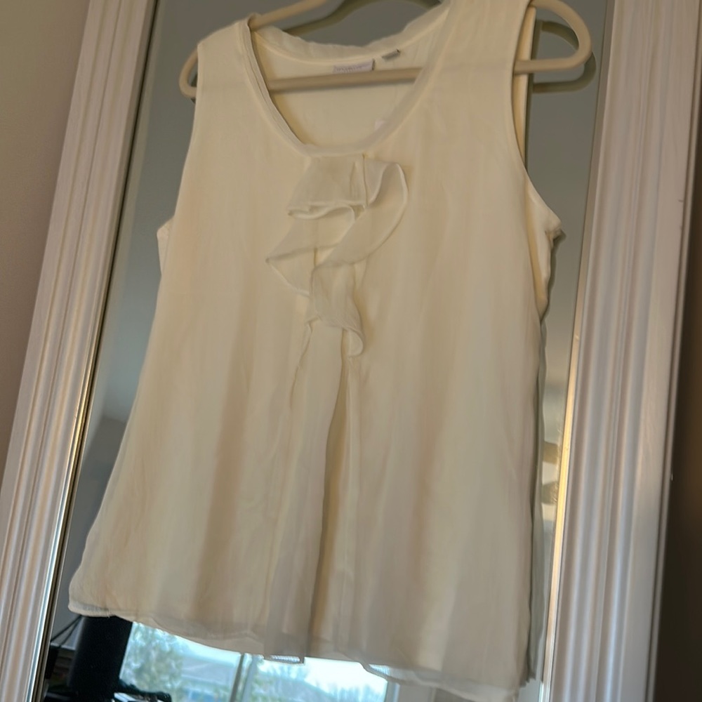 Lovely tank top in off white. Flirty ruffle down the front. In black as well.